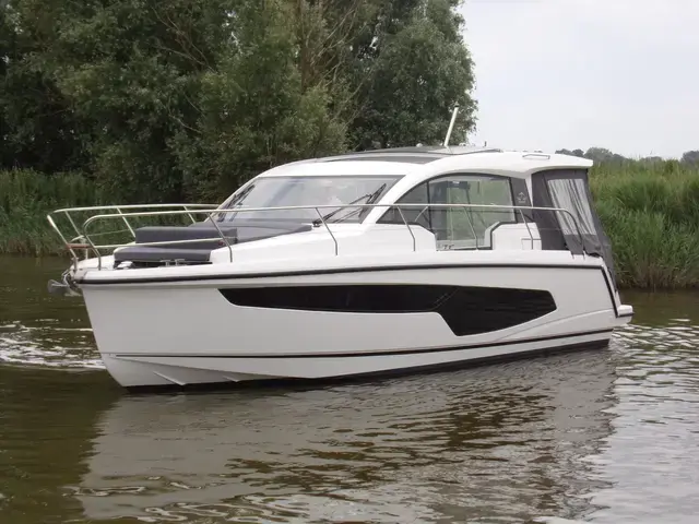 Sealine C335