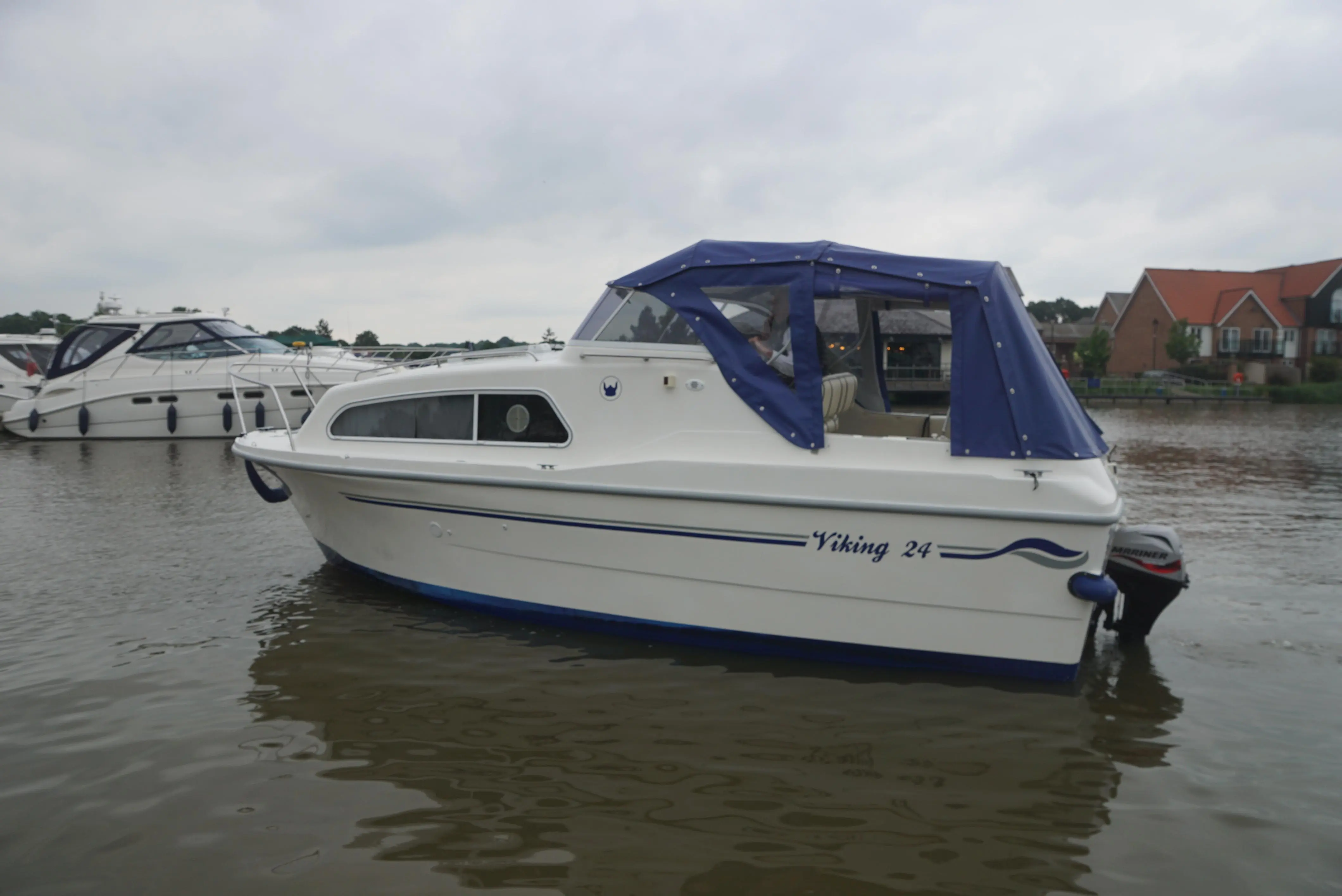 2012 Viking 24 cockpit cruiser