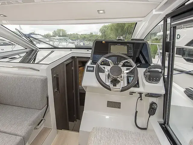 Sealine C 335v