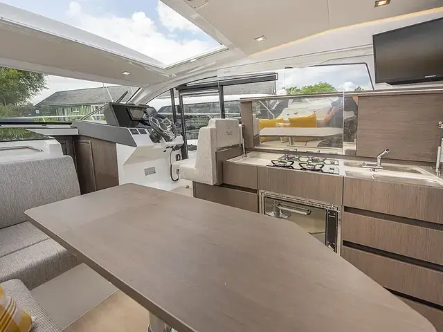 Sealine C 335v