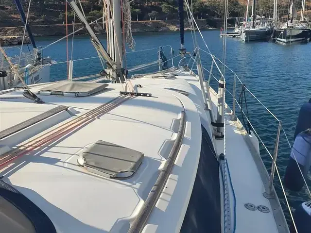 Jeanneau 43 Deck Salon