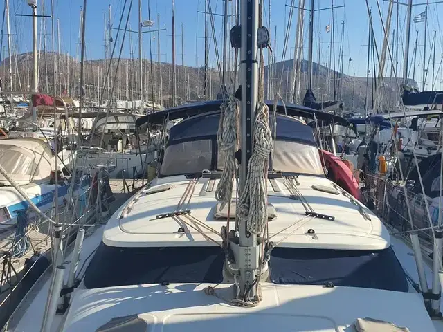 Jeanneau 43 Deck Salon