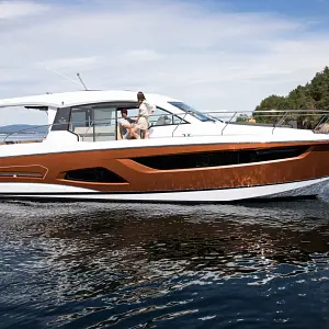 2024 Sealine C390