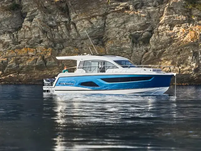 Sealine C390V