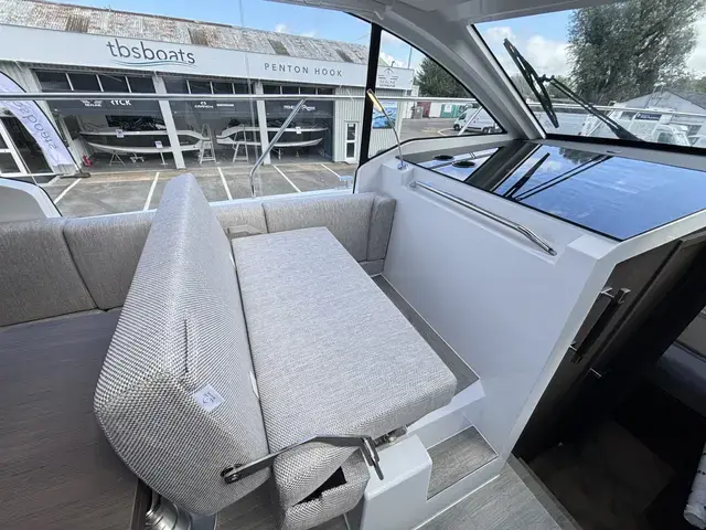 Sealine C 335v