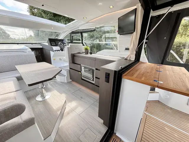 Sealine C 335v