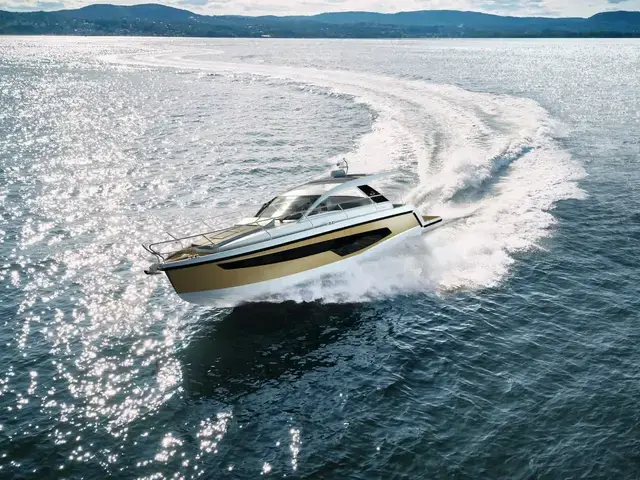 Sealine S335