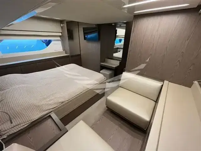 Ferretti Yachts 550