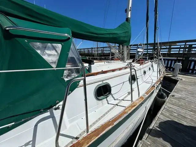 Pacific Seacraft Crealock 37