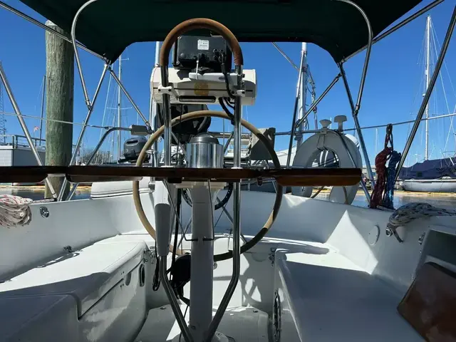 Pacific Seacraft Crealock 37