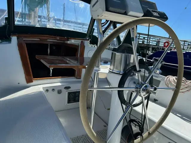 Pacific Seacraft Crealock 37