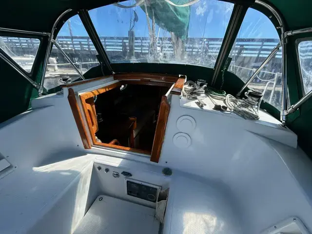 Pacific Seacraft Crealock 37