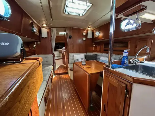 Pacific Seacraft Crealock 37