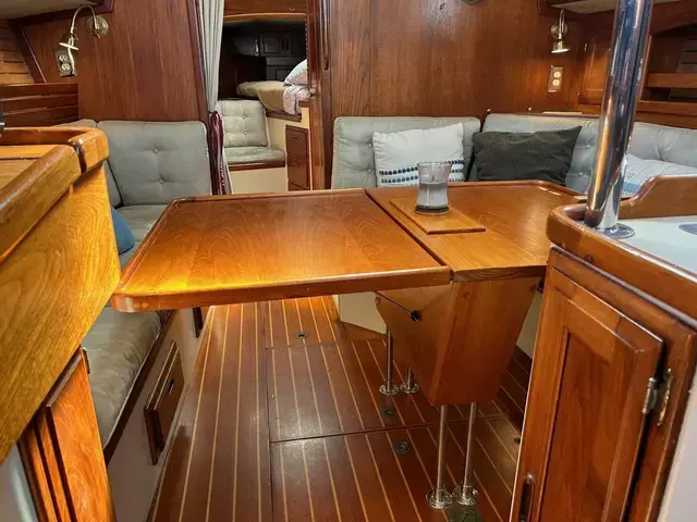 Pacific Seacraft Crealock 37