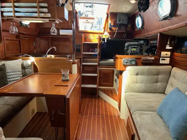 Pacific Seacraft Crealock 37