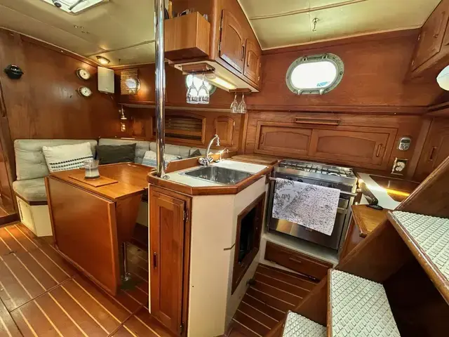 Pacific Seacraft Crealock 37