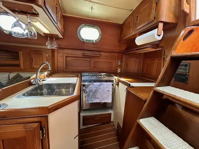 Pacific Seacraft Crealock 37