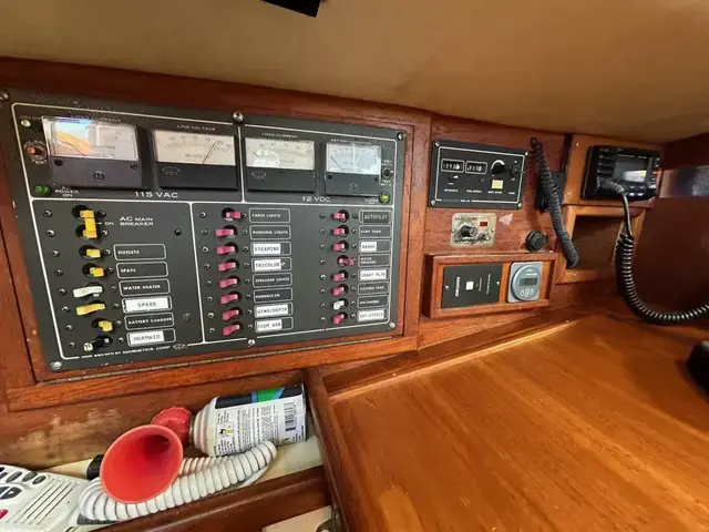 Pacific Seacraft Crealock 37