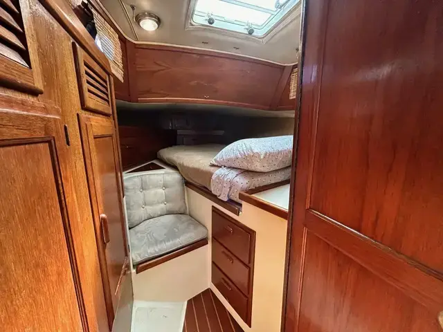 Pacific Seacraft Crealock 37