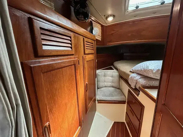 Pacific Seacraft Crealock 37