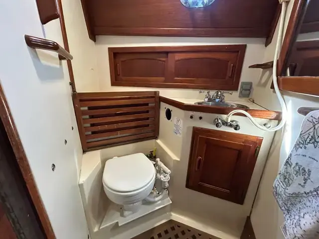 Pacific Seacraft Crealock 37