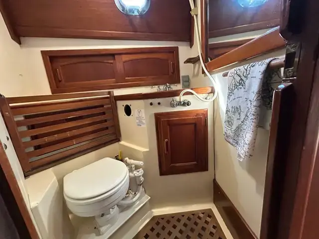 Pacific Seacraft Crealock 37