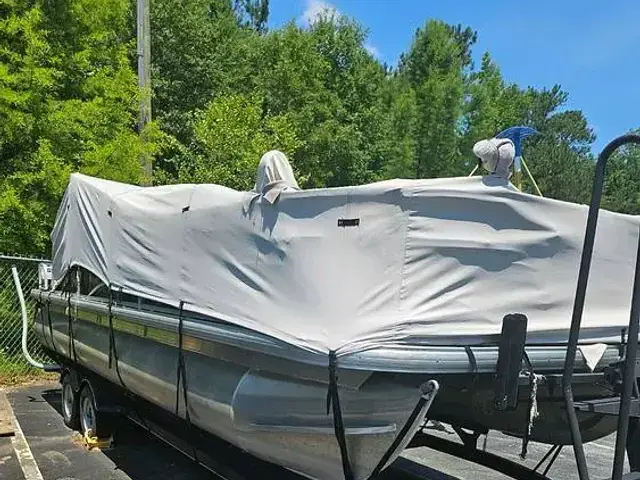Sun Tracker Fishin' Barge 22 DLX