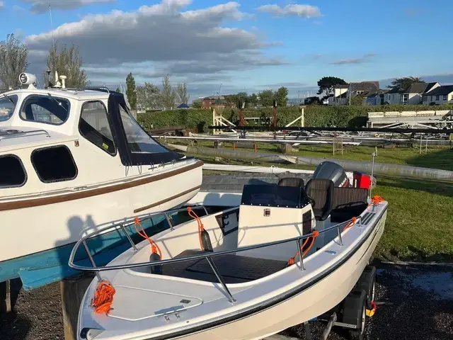 Boston Whaler Rover Marine Fishing Rover