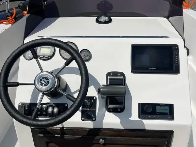 Boston Whaler Rover Marine Fishing Rover