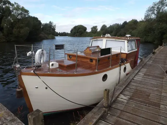 Classic 27 foot Motor Cruiser