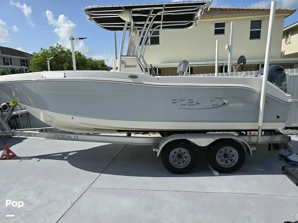 2019 Robalo r200