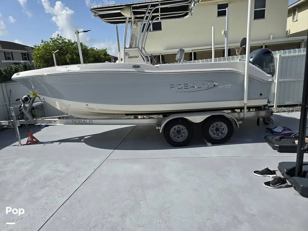 2019 Robalo r200