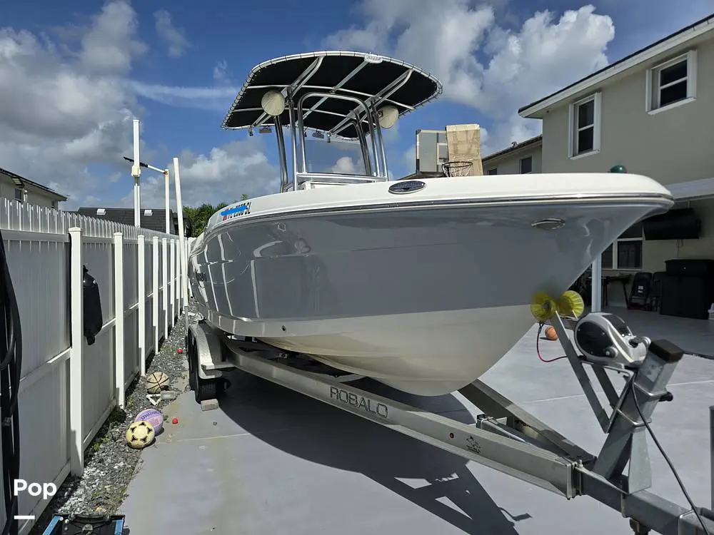 2019 Robalo r200