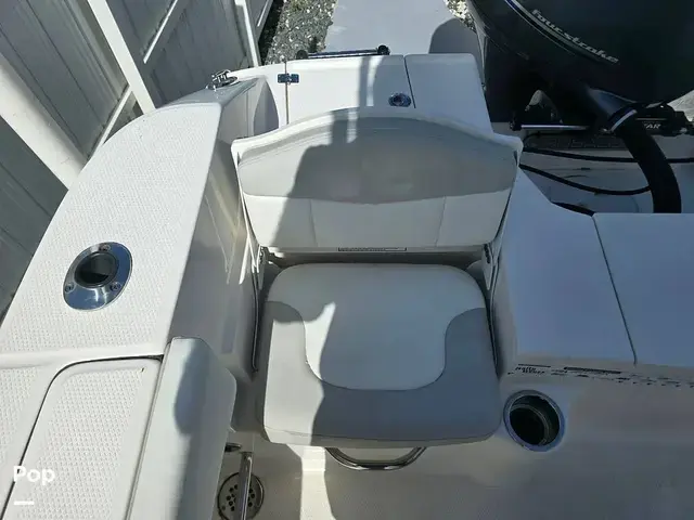 Robalo R200