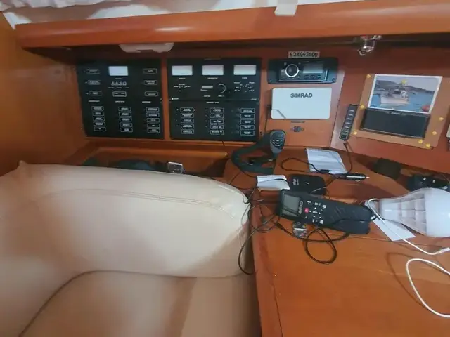 Jeanneau 43 Deck Salon