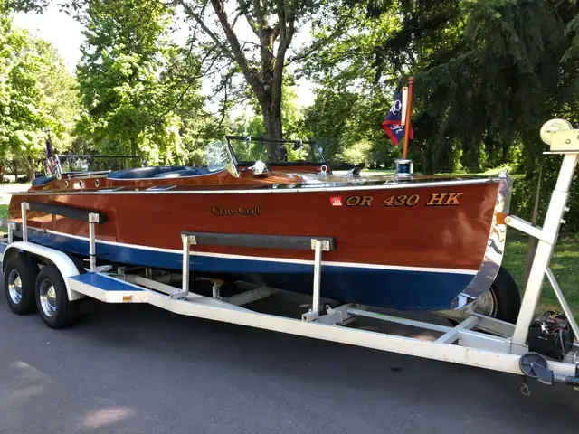 Chris-Craft Triple Cockpit Runabout TOUCHE' for sale in United States of America for £49,900 ($64,205)