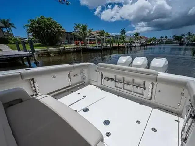 Boston Whaler 380 Outrage