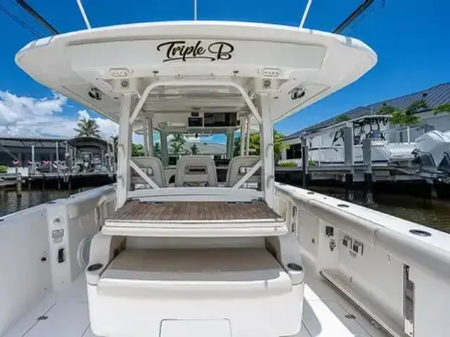 Boston Whaler 380 Outrage