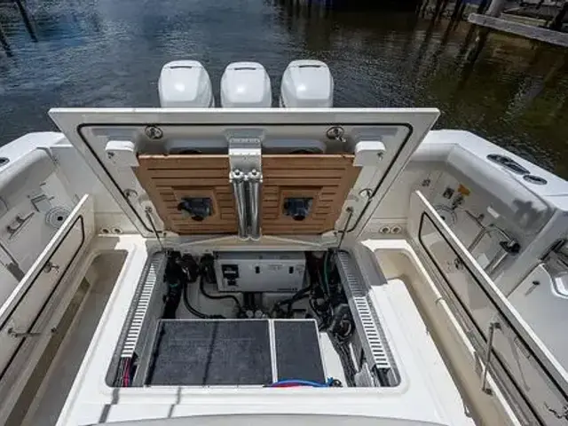 Boston Whaler 380 Outrage