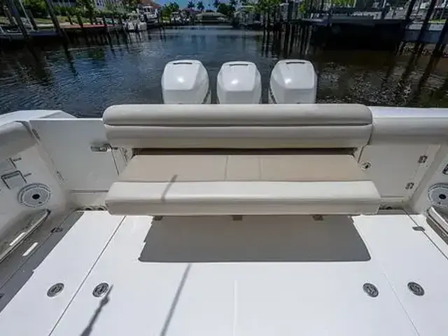 Boston Whaler 380 Outrage