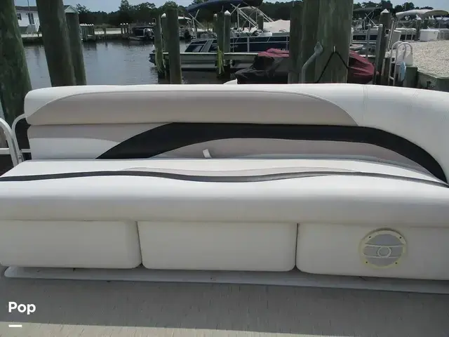 Hurricane FunDeck 236