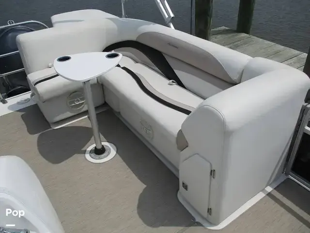 Hurricane FunDeck 236