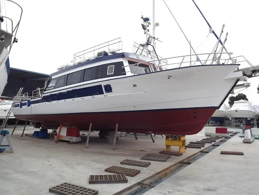 1976 Safe passengers motor boat