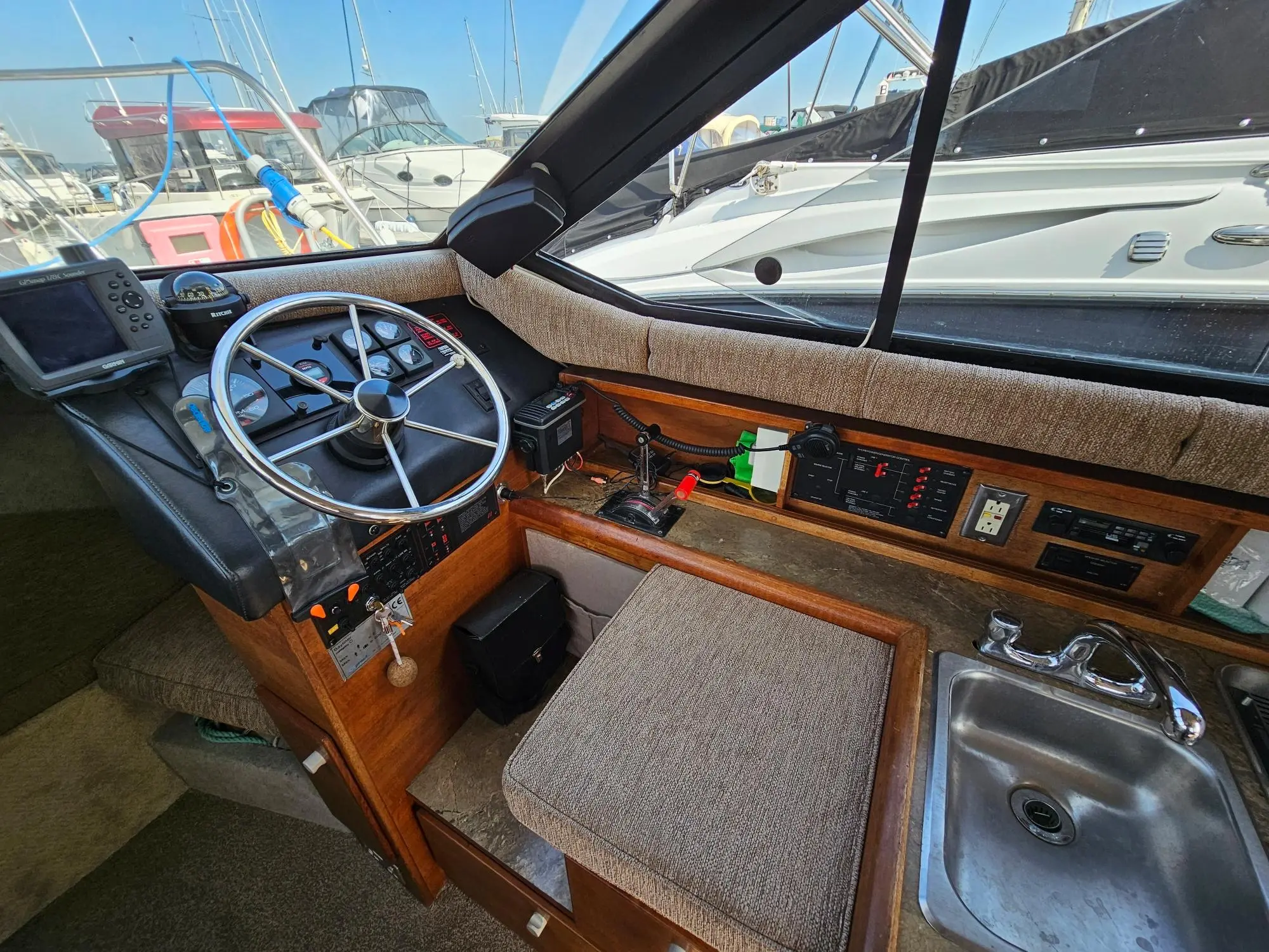 1990 Bayliner 2556 fly