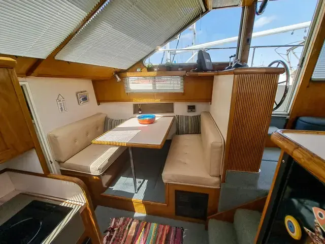 Unique Tolly Craft 44 Cockpit Motor Yacht