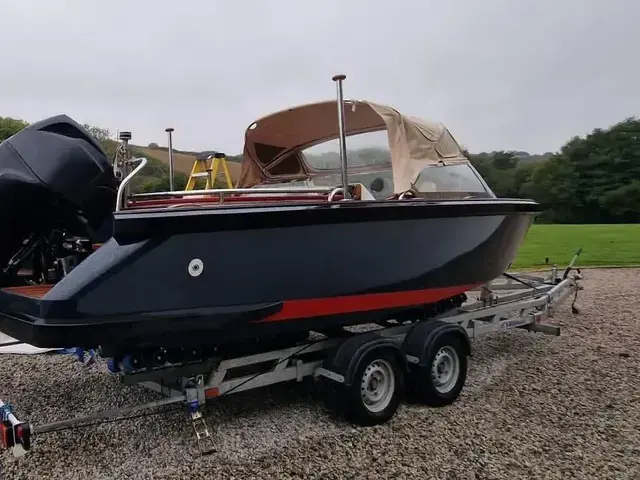 Cougar Custom Luxury Tender