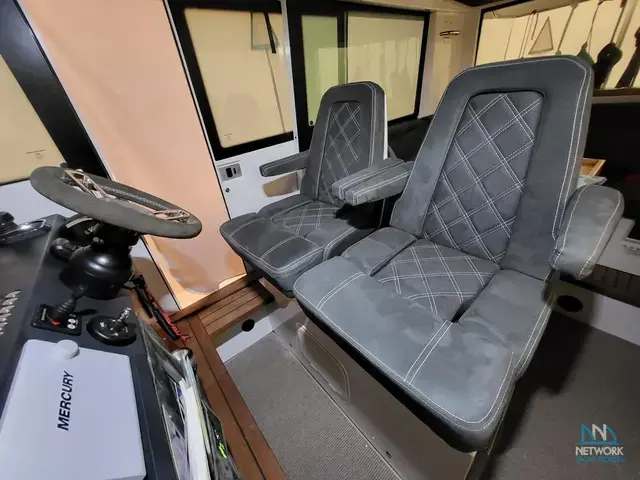 Axopar 37 Sport Cabin