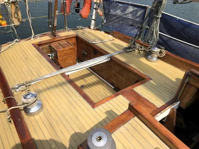 Custom Boats Curtis & Pape 33 Masthead