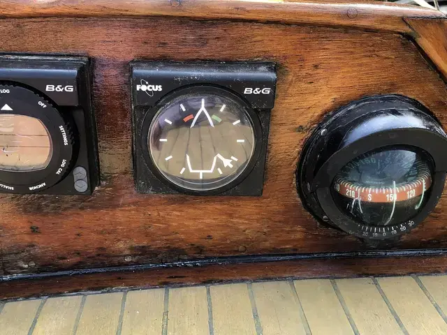 Custom Boats Curtis & Pape 33 Masthead