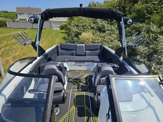 Scarab Boats 255 ID Wake Edition